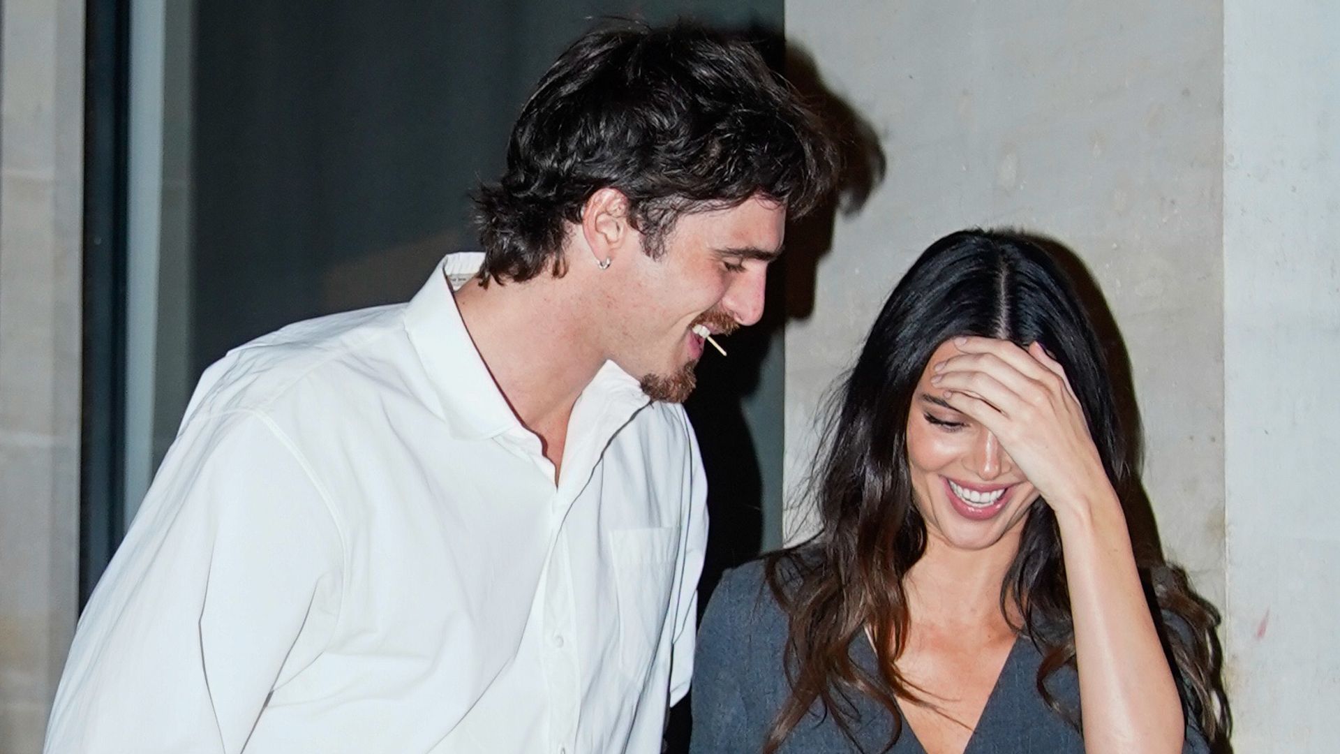 Kendall Jenner y Jacob Elordi a las afueras del desfile de L'Oreal en París durante la Semana de la Moda, 2026.