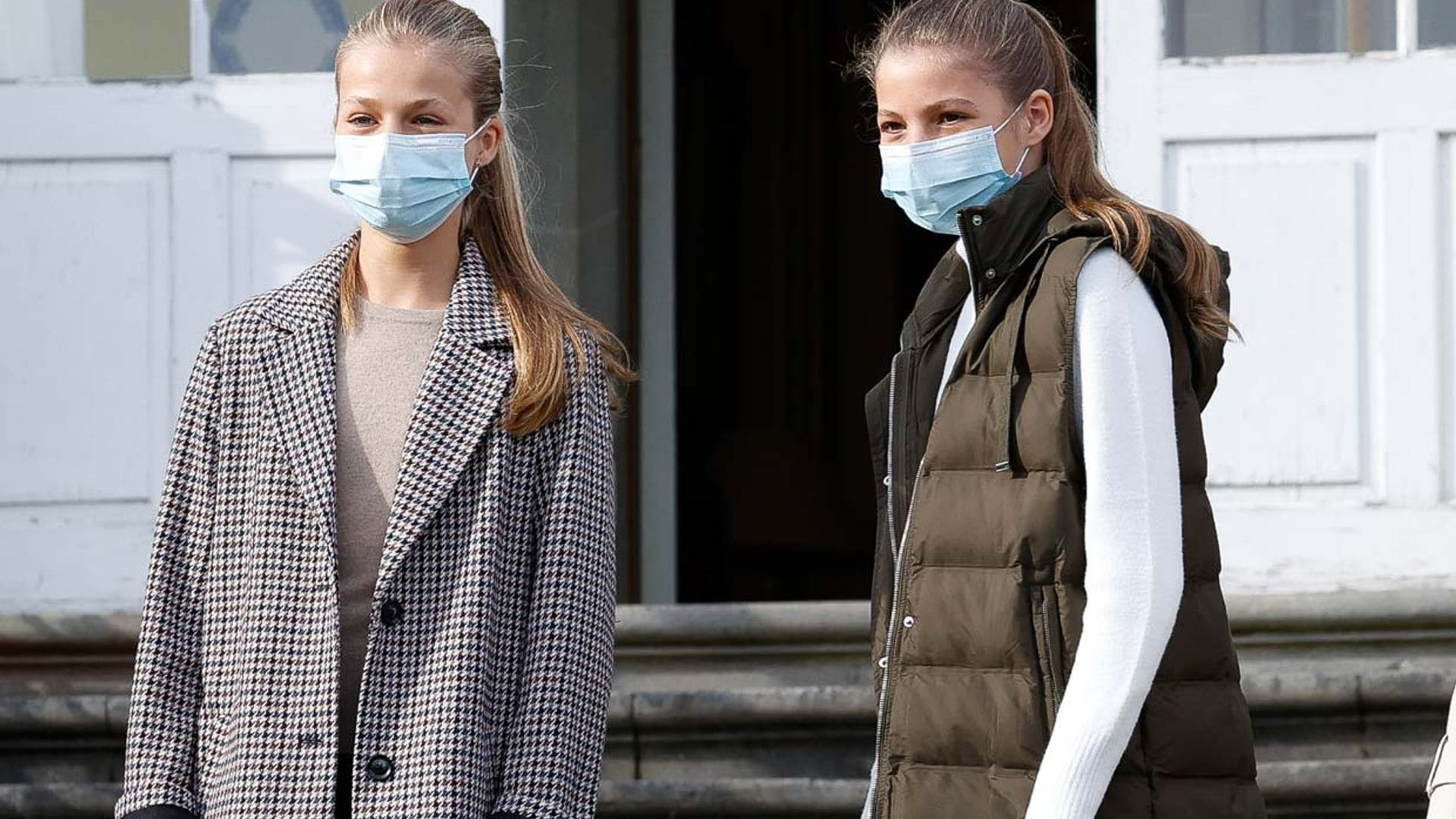 Leonor y Sofía, más a la moda que nunca con chaquetas de tendencia y zapatillas blancas
