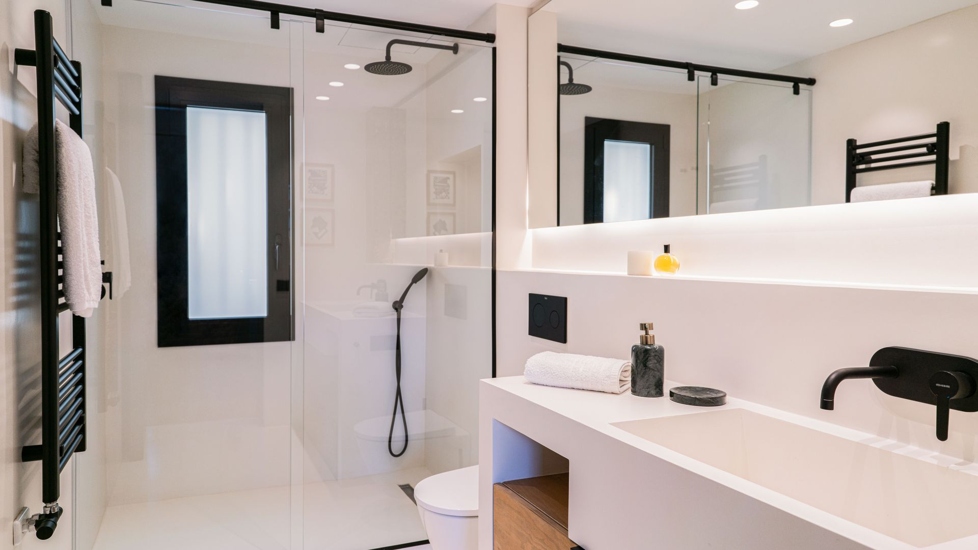 Baño con ducha al fondo
