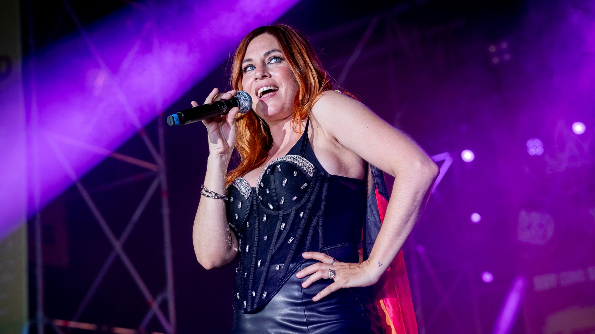 Leire Martínez aparece por sorpresa en el concierto de un conocido cantante mientras todos hablan sobre ella