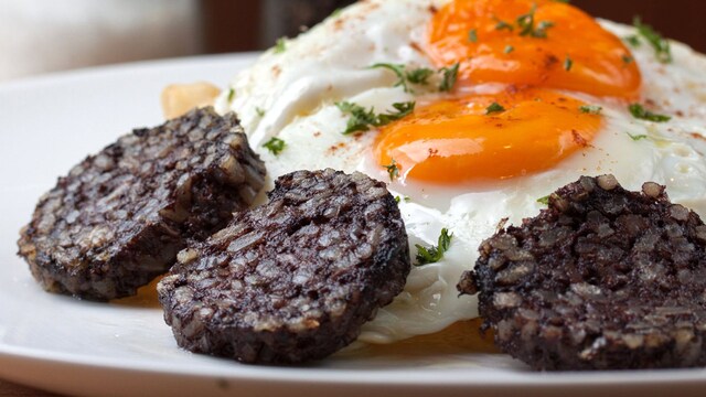 morcilla huevos adob