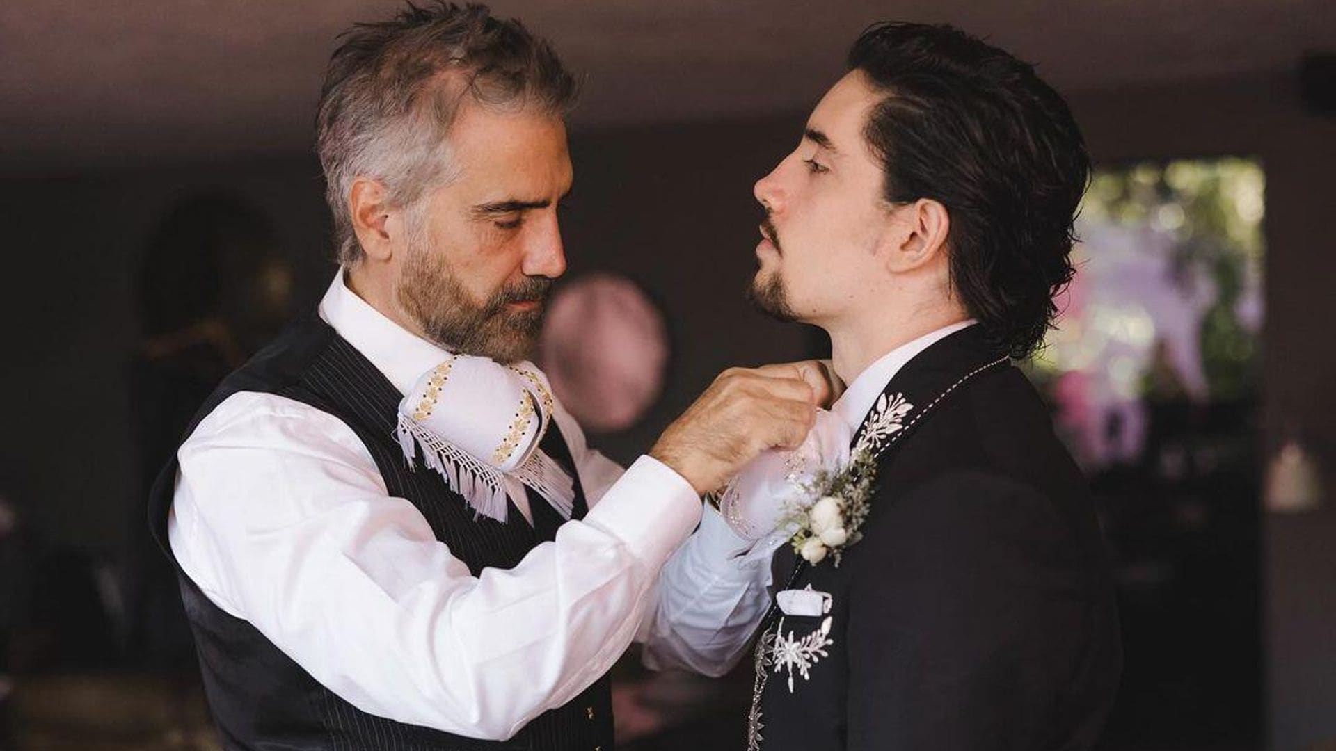 Con una linda foto del día de su boda, Alex Fernández celebra los 53 años de ‘El Potrillo’