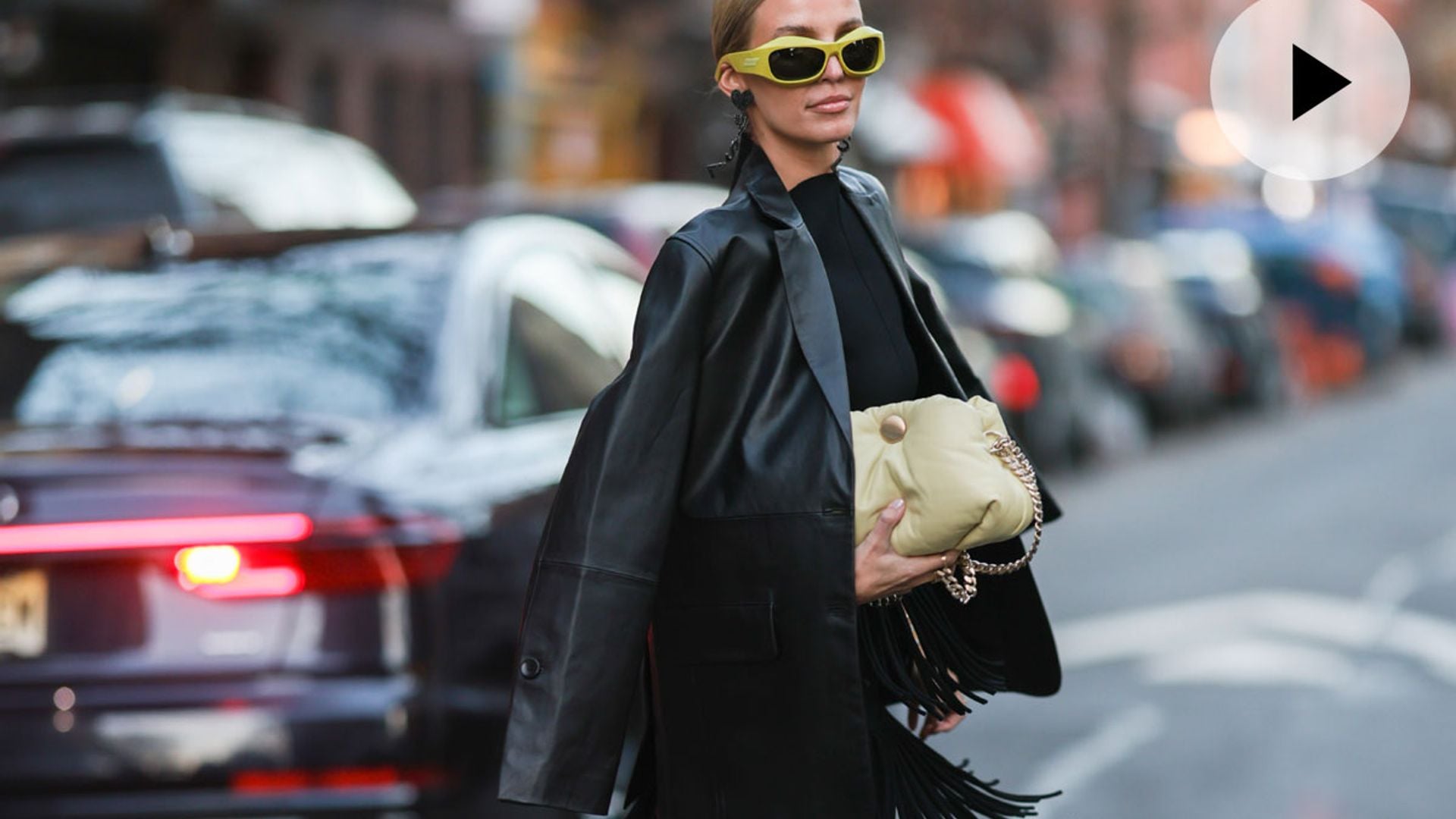 Oda a los flecos: cómo llevarlos bien en vestidos, chaquetas y pantalones