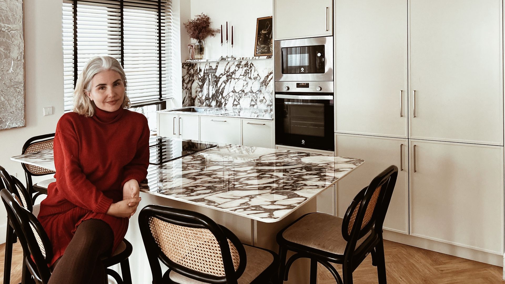 Carmen Trueba retratada en la cocina  de su casa en Murcia