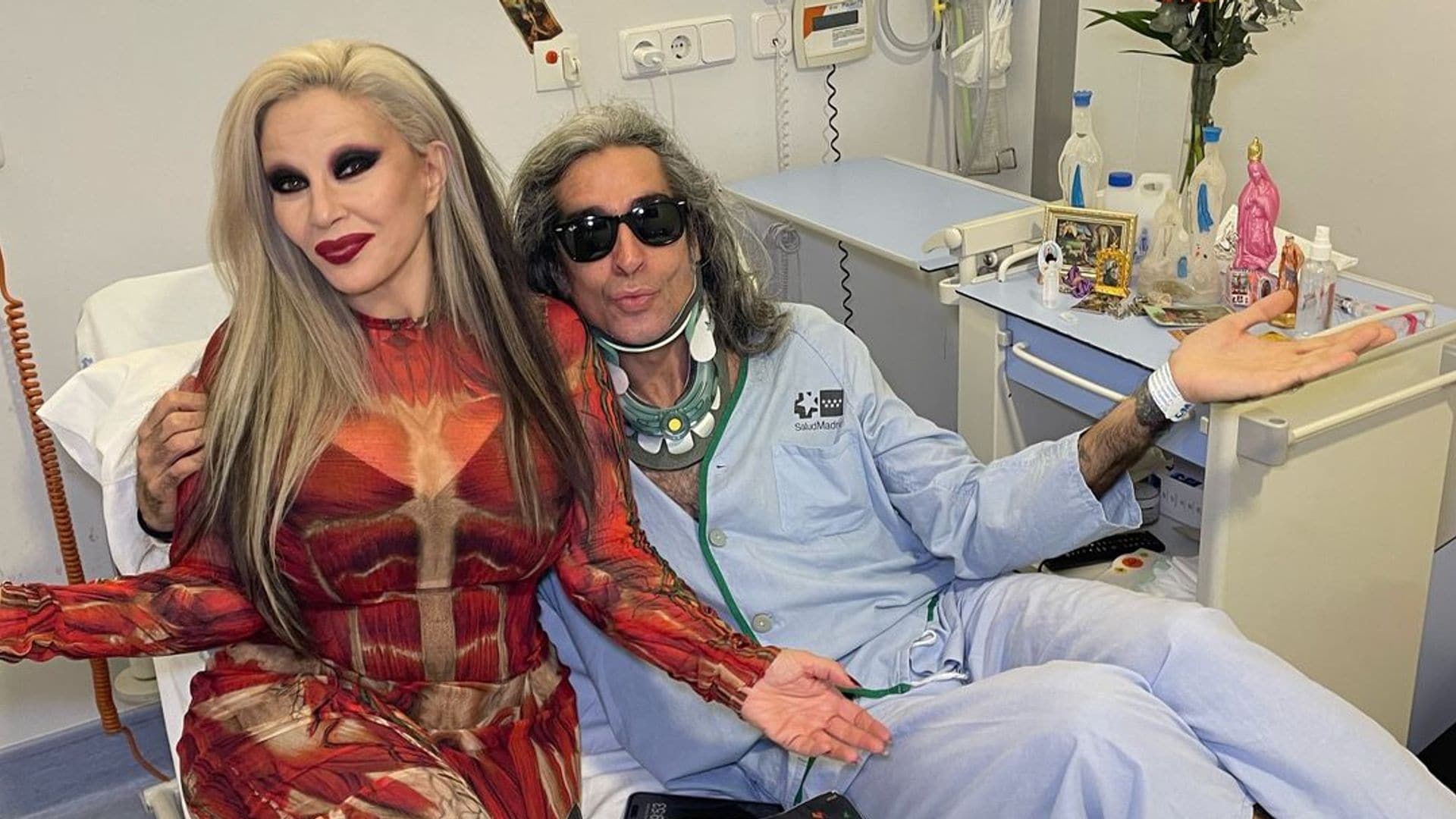 La visita de Alaska, vestida de Halloween, para animar a Mario Vaquerizo en el hospital donde sigue ingresado