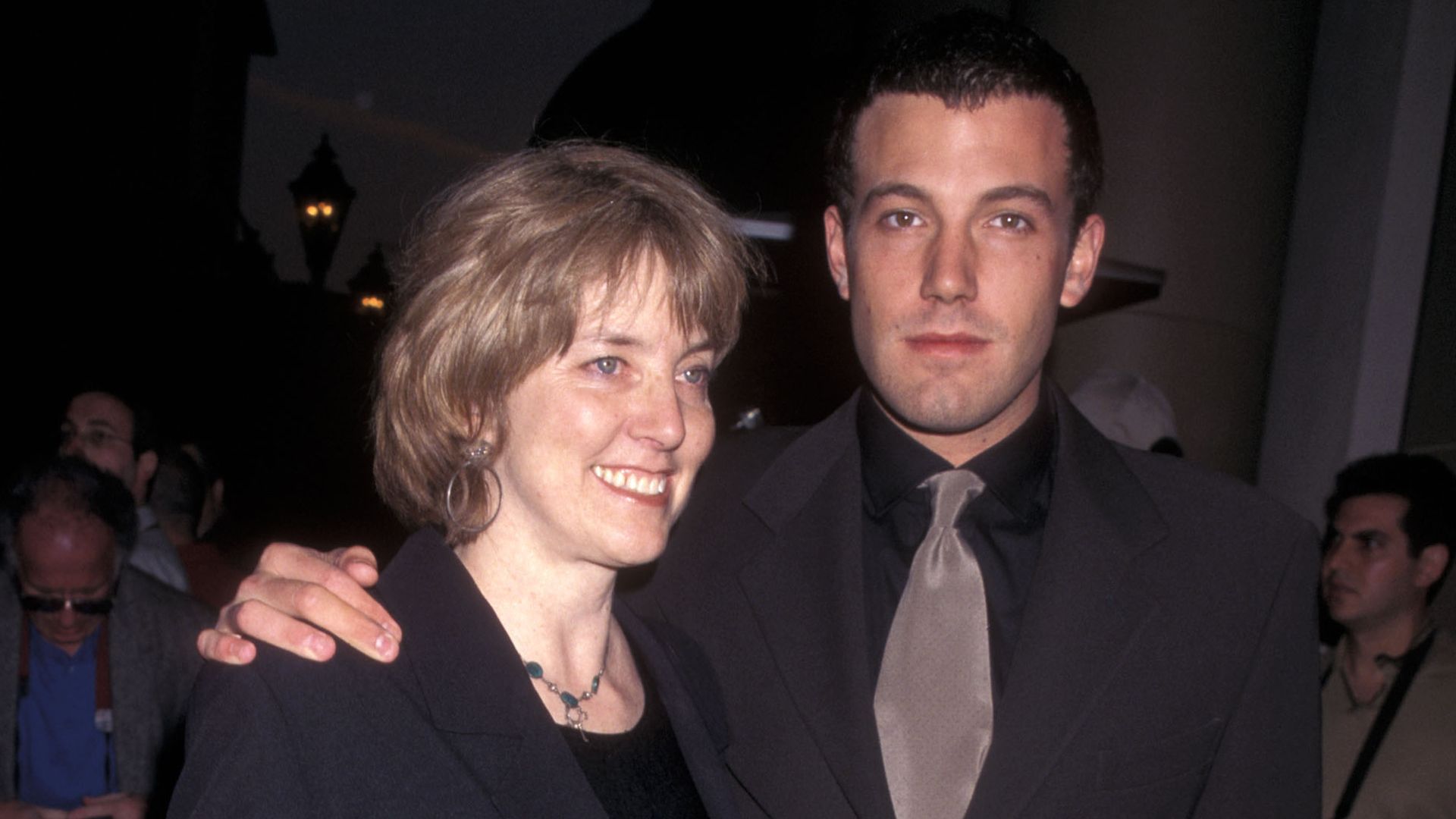 Ben Affleck con su mamá, Chris Anne Affleck en un evento previo a los Oscar de 1998.