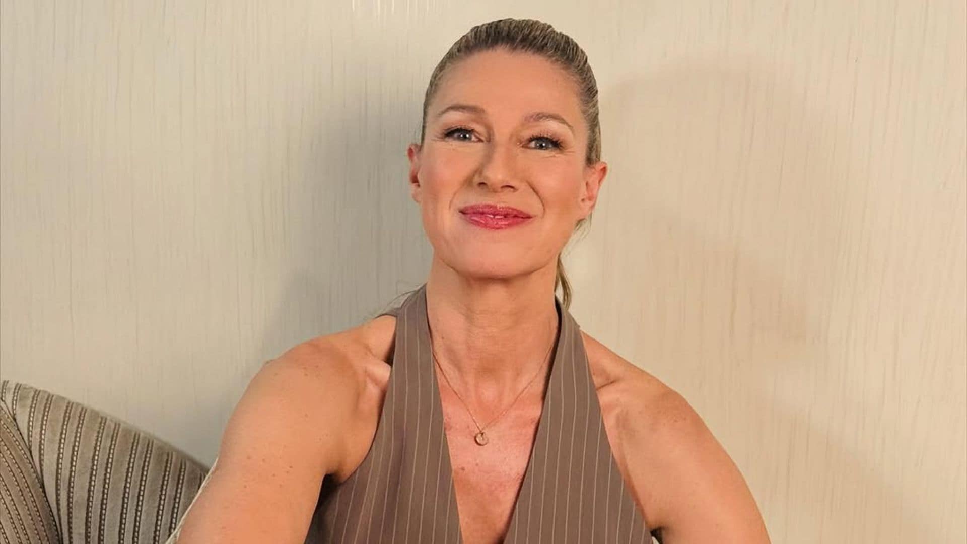 El baño de la infancia de Anne Igartiburu tiene ahora otra cara: cálido, moderno y lleno de luz