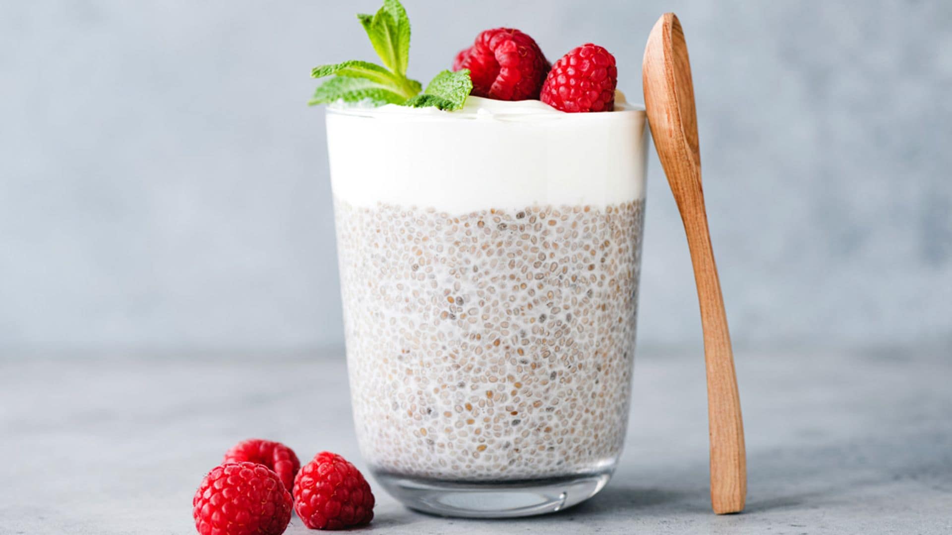 Pudin de chía con yogur y frambuesas