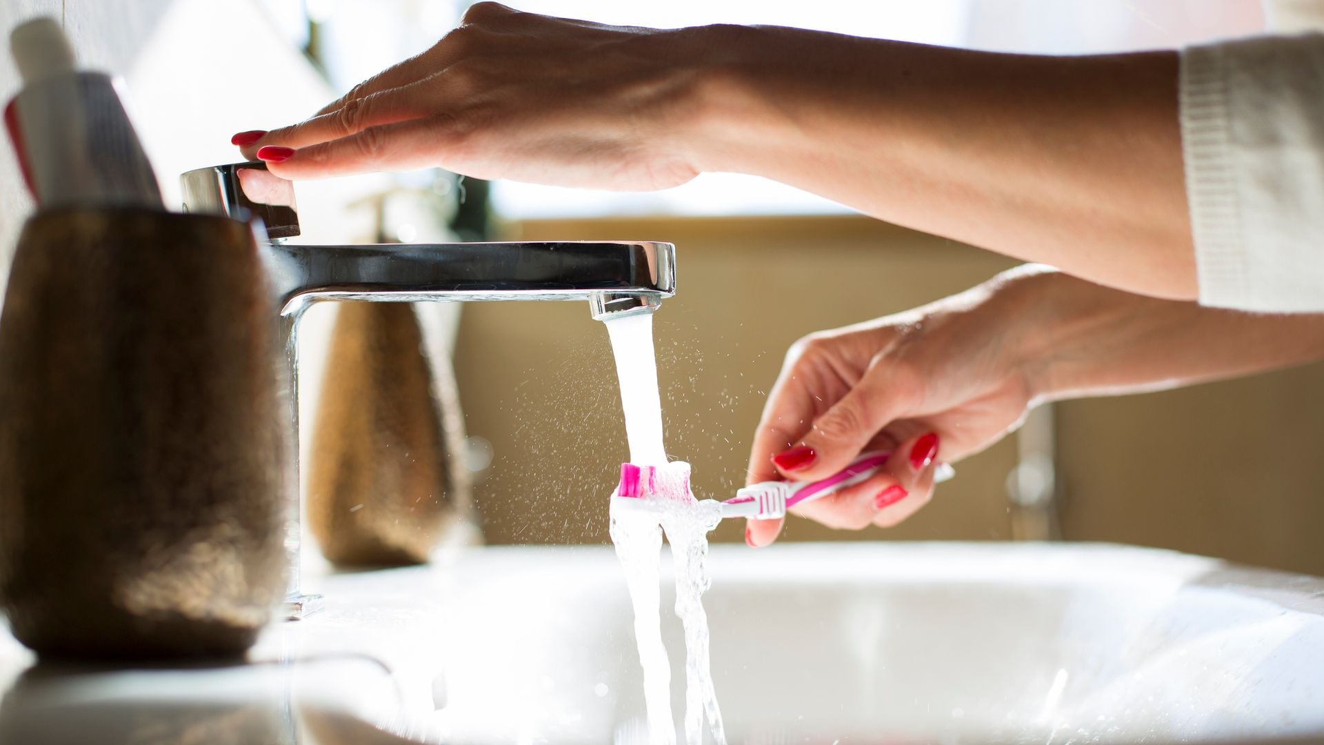 Mujer lavándose los dientes