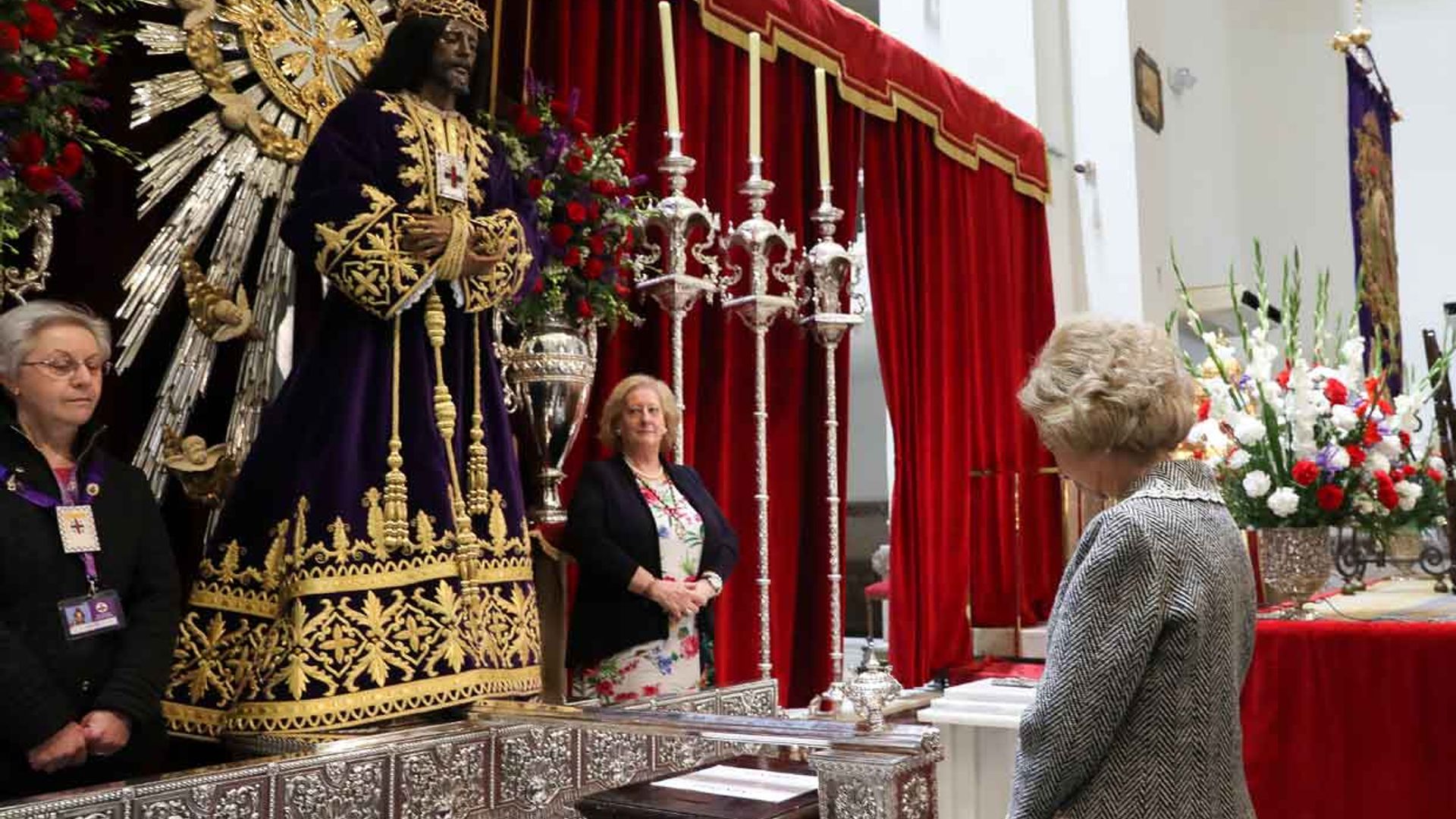 Doña Sofía, ante el Cristo de Medinaceli, pero sin besapiés por el coronavirus
