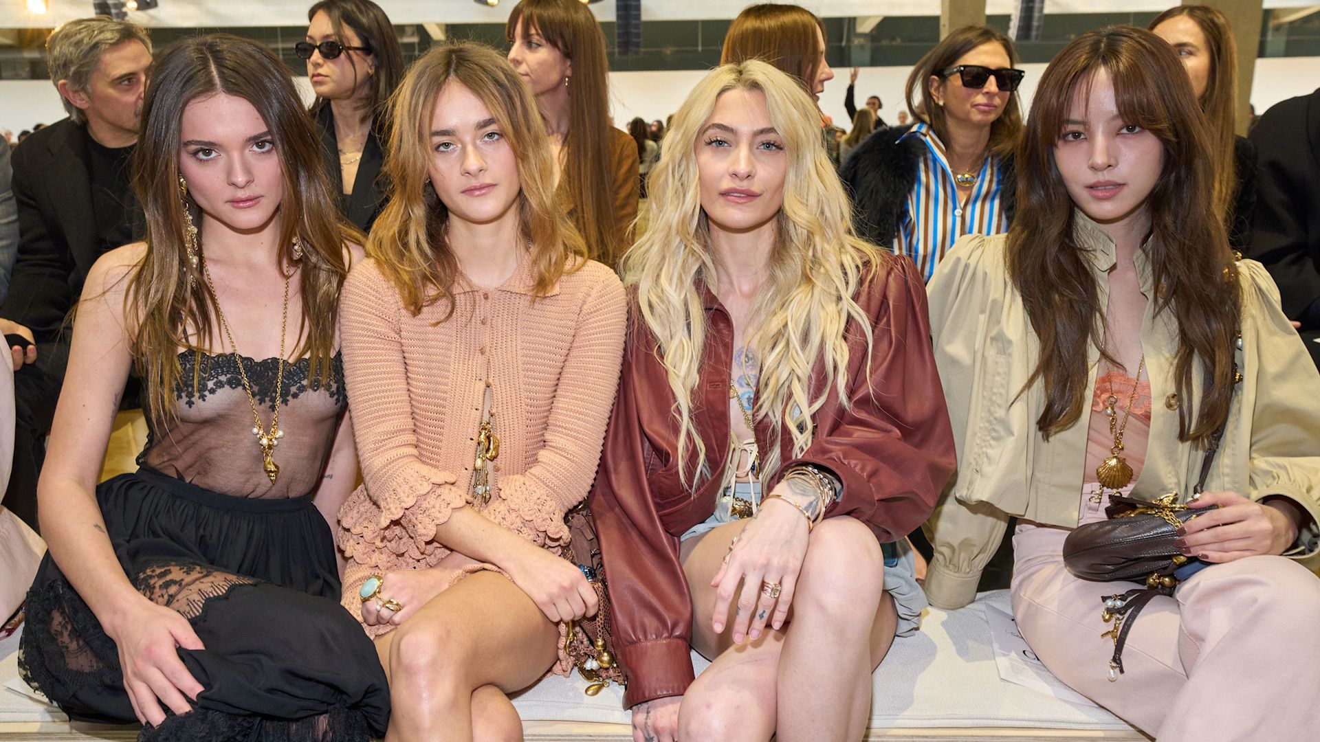 Paris Jackson, Charlotte Lawrence y Lily James en el 'front row' de Chloé