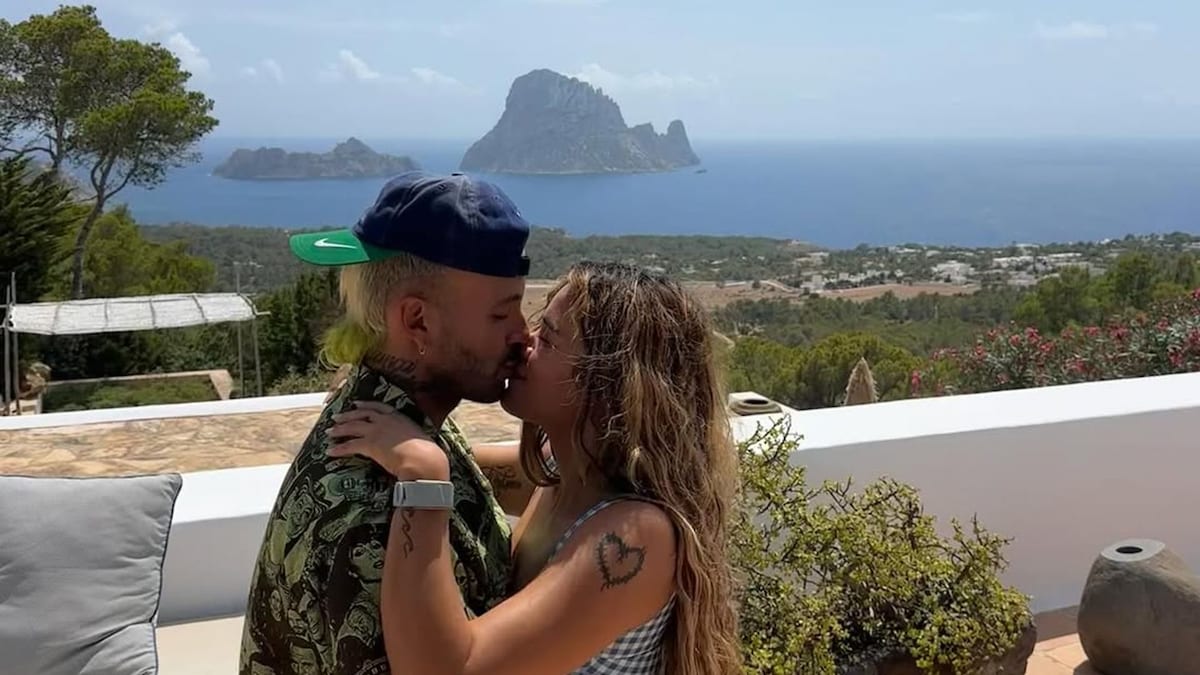Karol G y sus días de relax en Ibiza: paseos en barco, puestas de sol y una villa de ensueño