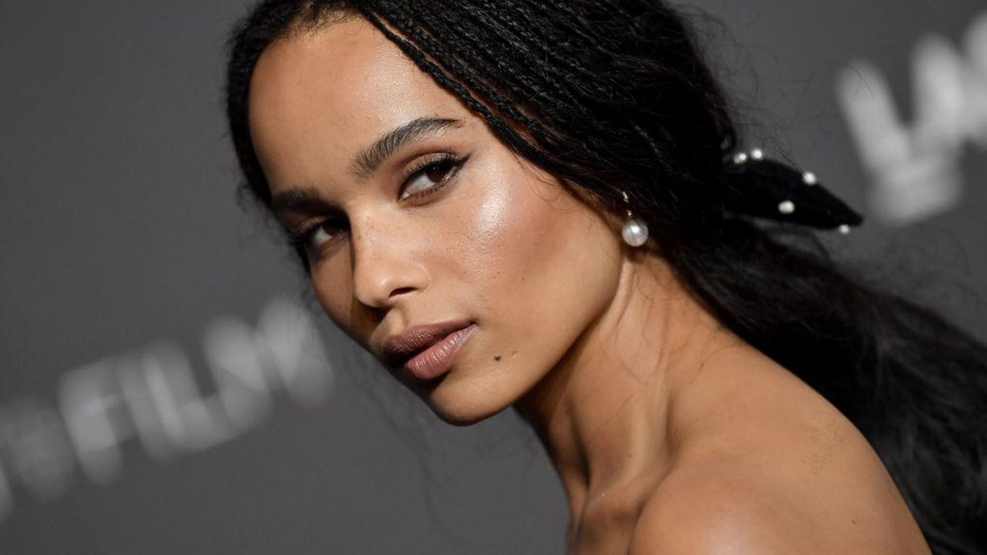Estos son los 5 esenciales de belleza de Zoe Kravitz