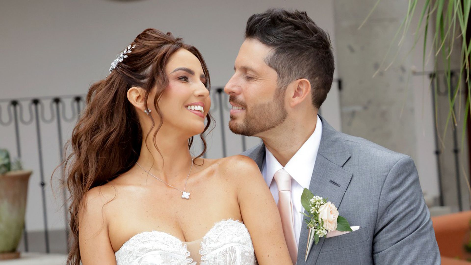 Junto a sus amigos y familiares más queridos, la pareja continuó con los festejos por esta nueva etapa en su historia de amor 