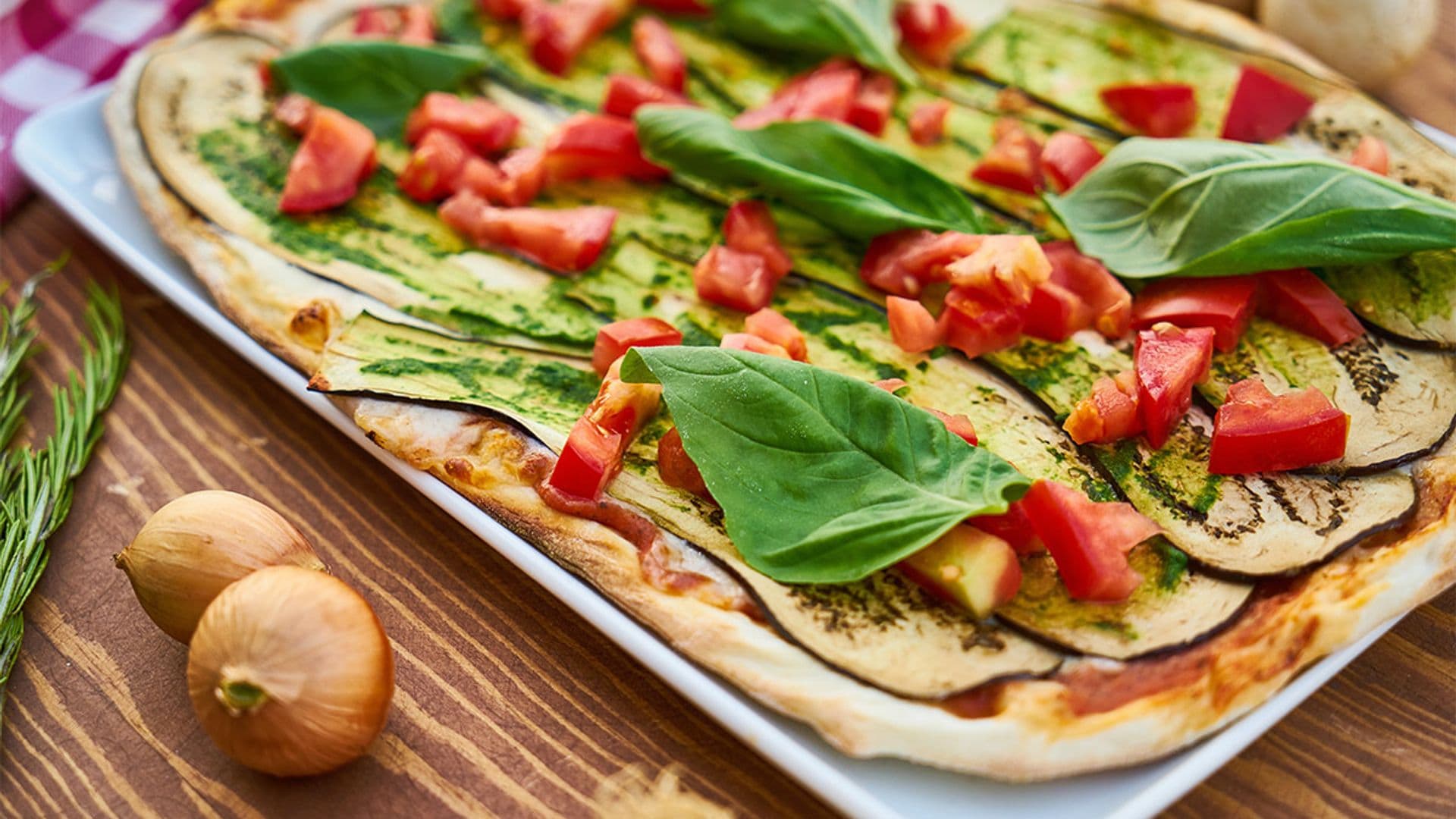 Coca de berenjena con pesto y tomate