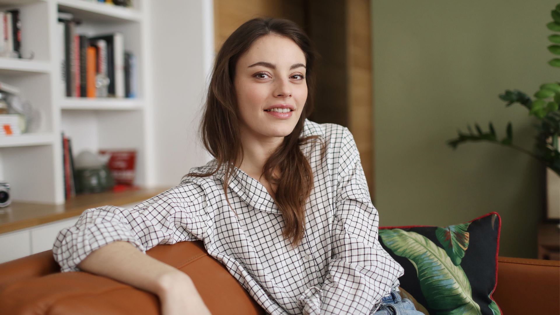 chica en el sofa sonriendo a camara