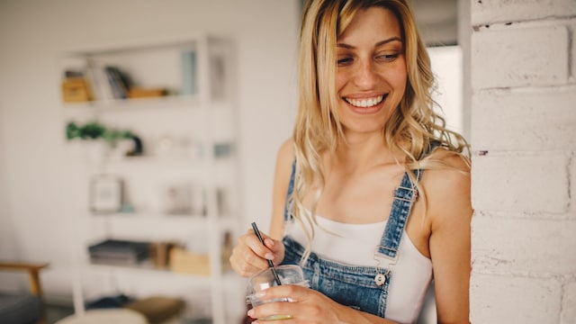 Mujer guapa come sano