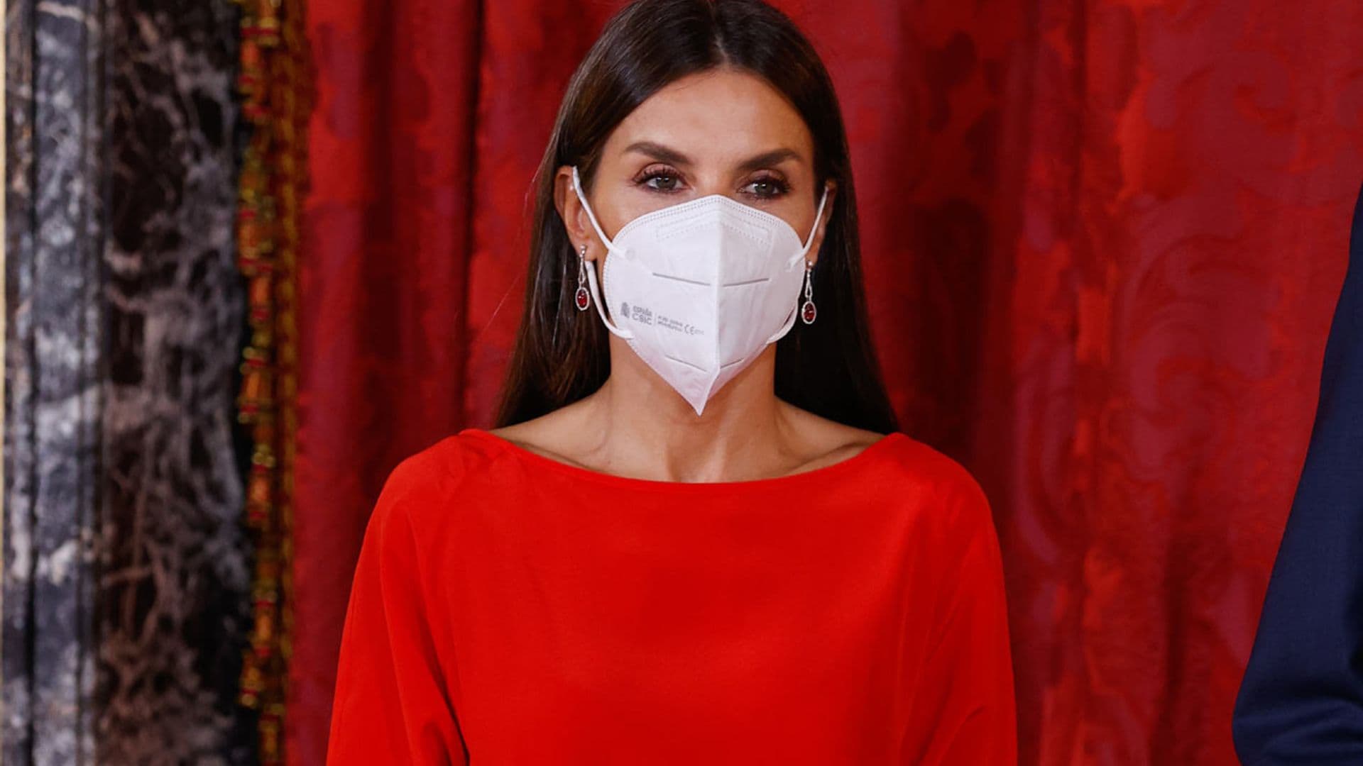Doña Letizia vuelve al rojo con un vestido español de escote 'Meghan'