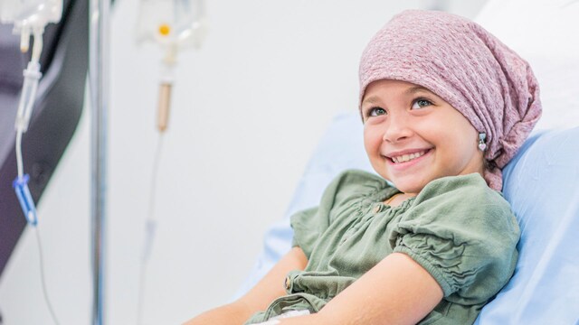 Niña con cáncer sonríe