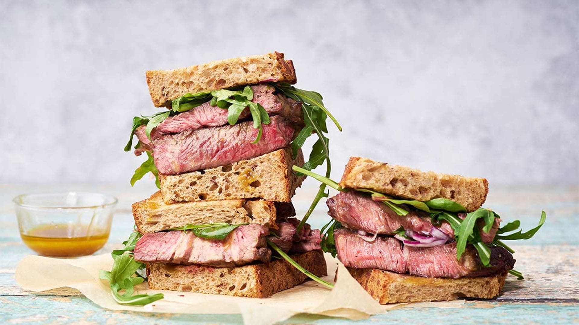 Sándwich de 'steak' de carne con aliño de mostaza