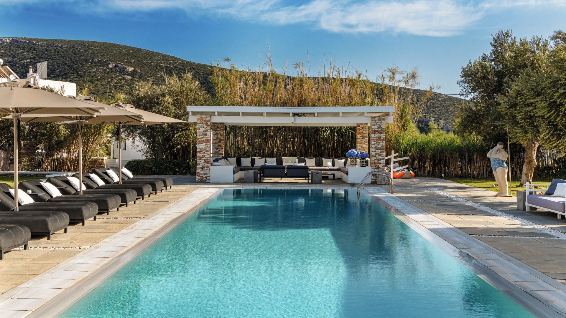 MARINA VERNICOS NOS INVITA A CONOCER SU IMPRESIONANTE CASA JUNTO AL MAR, EN LA ISLA DE SIFNOS, UNA DE LAS PERLAS DEL EGEO