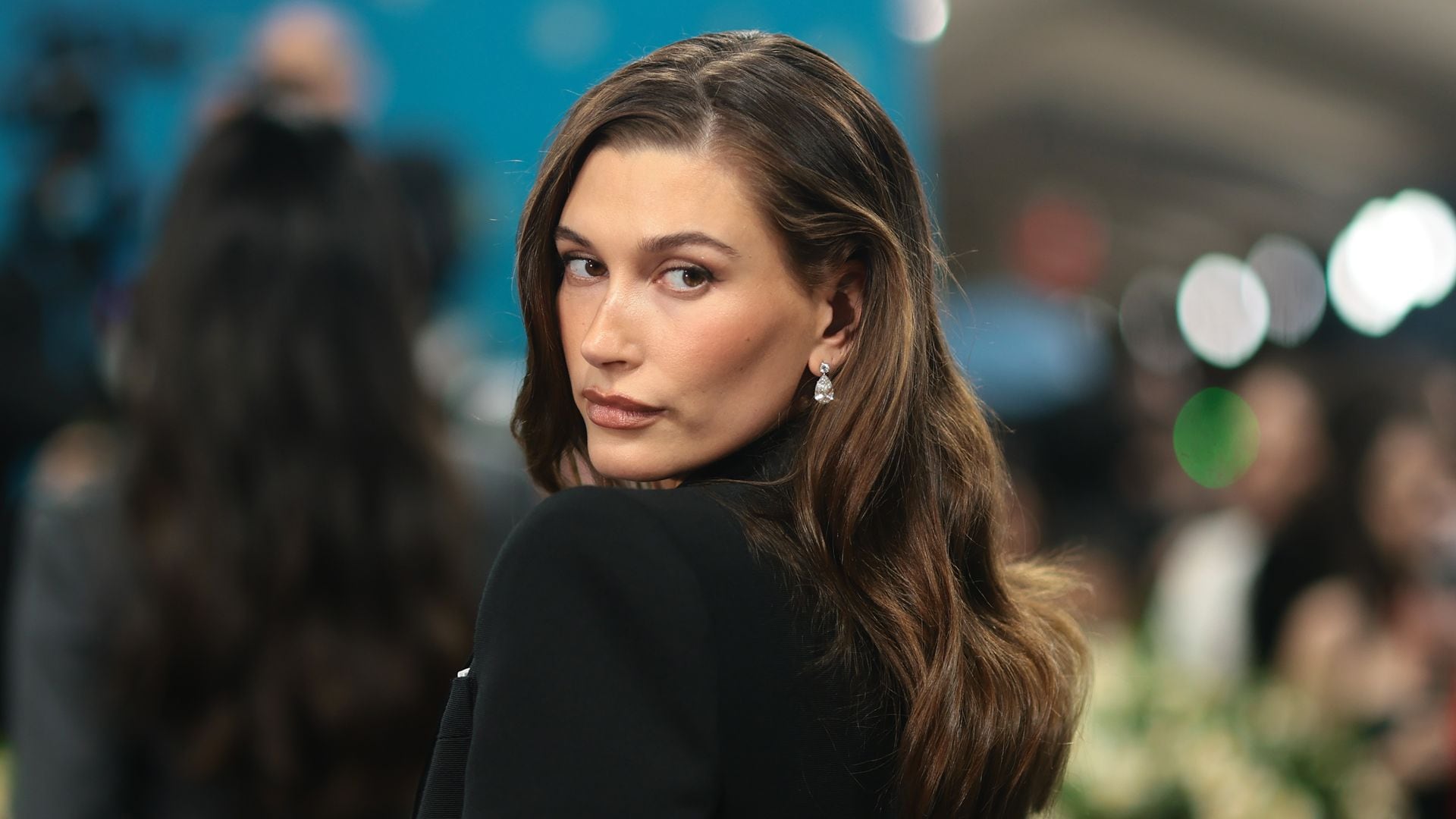 Hailey Bieber revela su tutorial para un maquillaje 'toasty glam' efecto bronceado