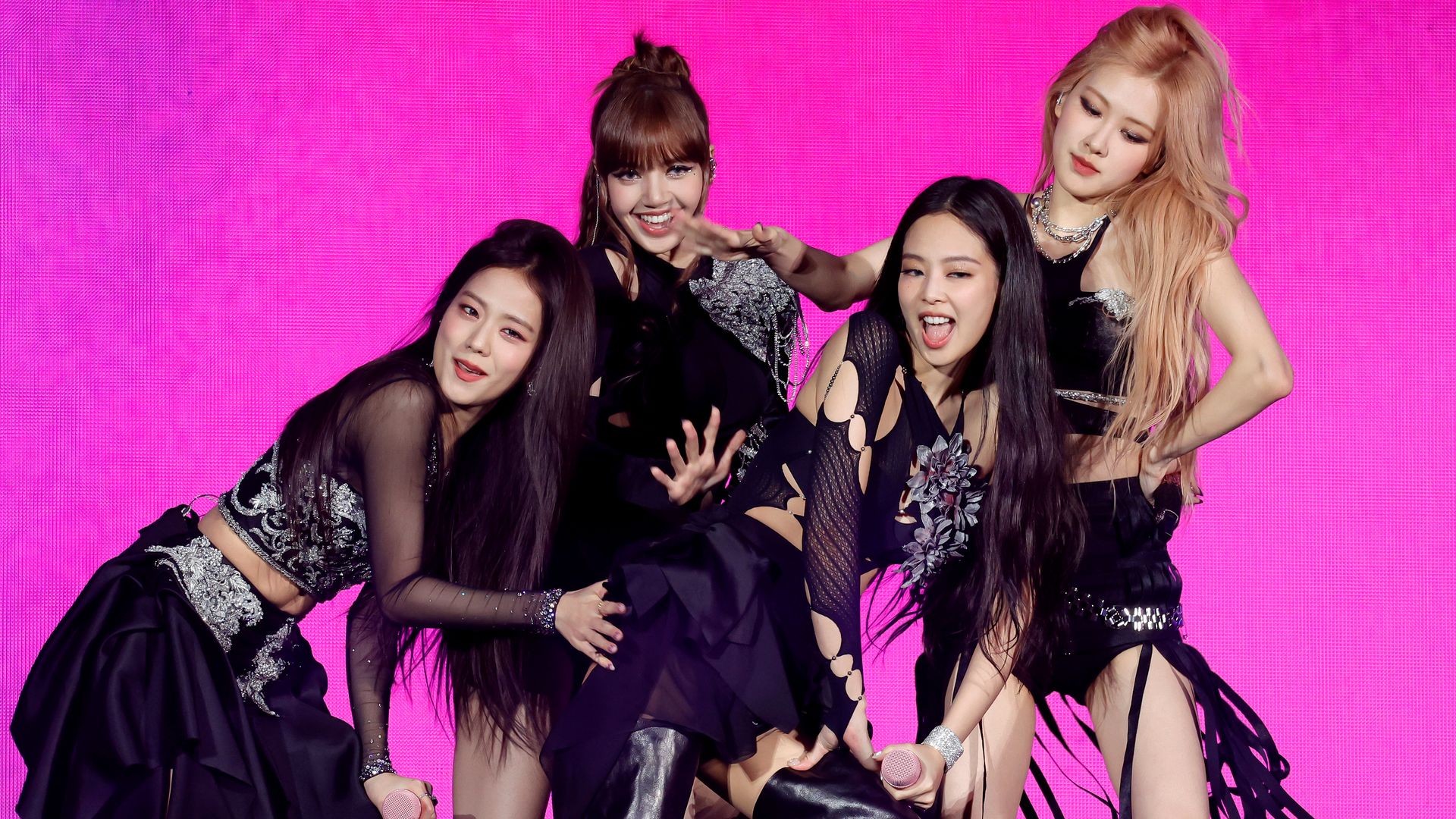 Blackpink, en plena actuación en el escenario principal de Coachella 2023, donde hicieron historia como el primer grupo de K-pop en encabezar el cartel del festival