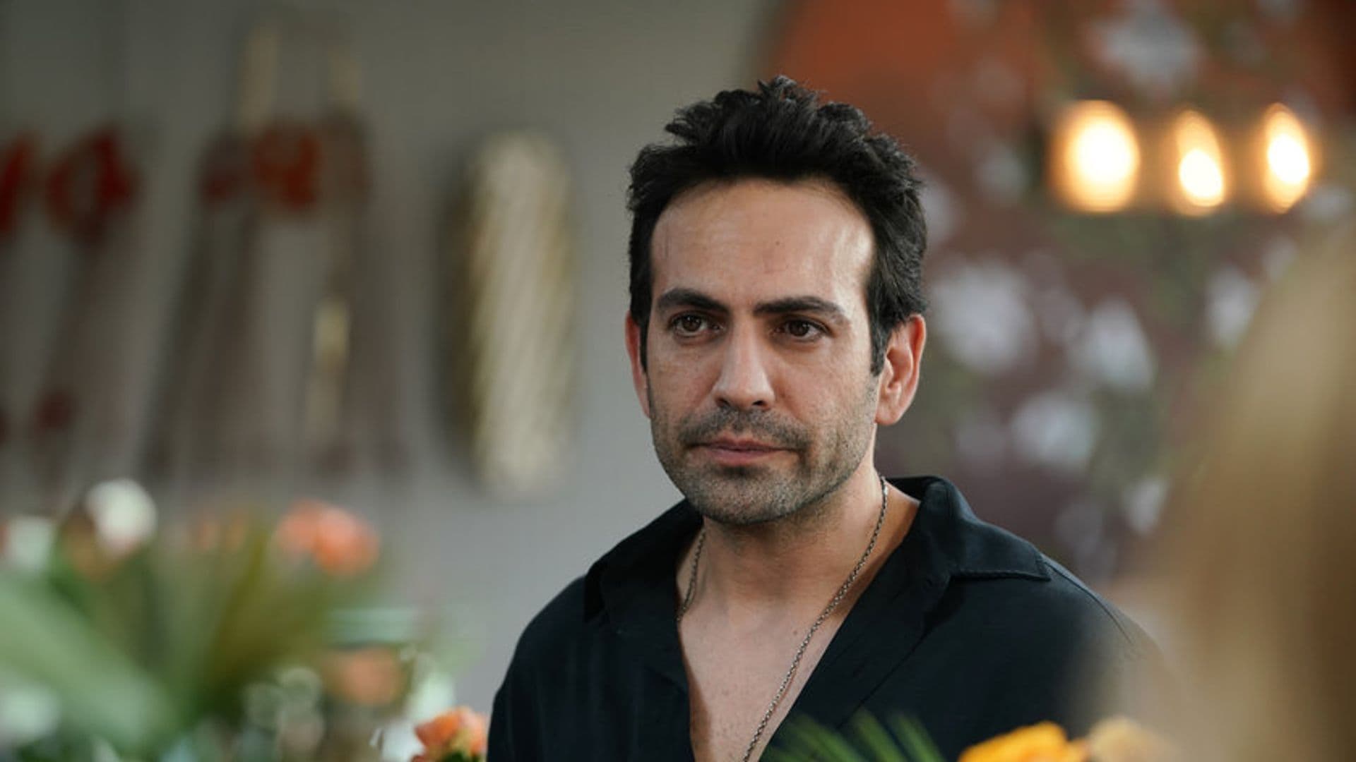 El protagonista de 'Renacer' revela cómo vive su romance en la serie que enamora al público