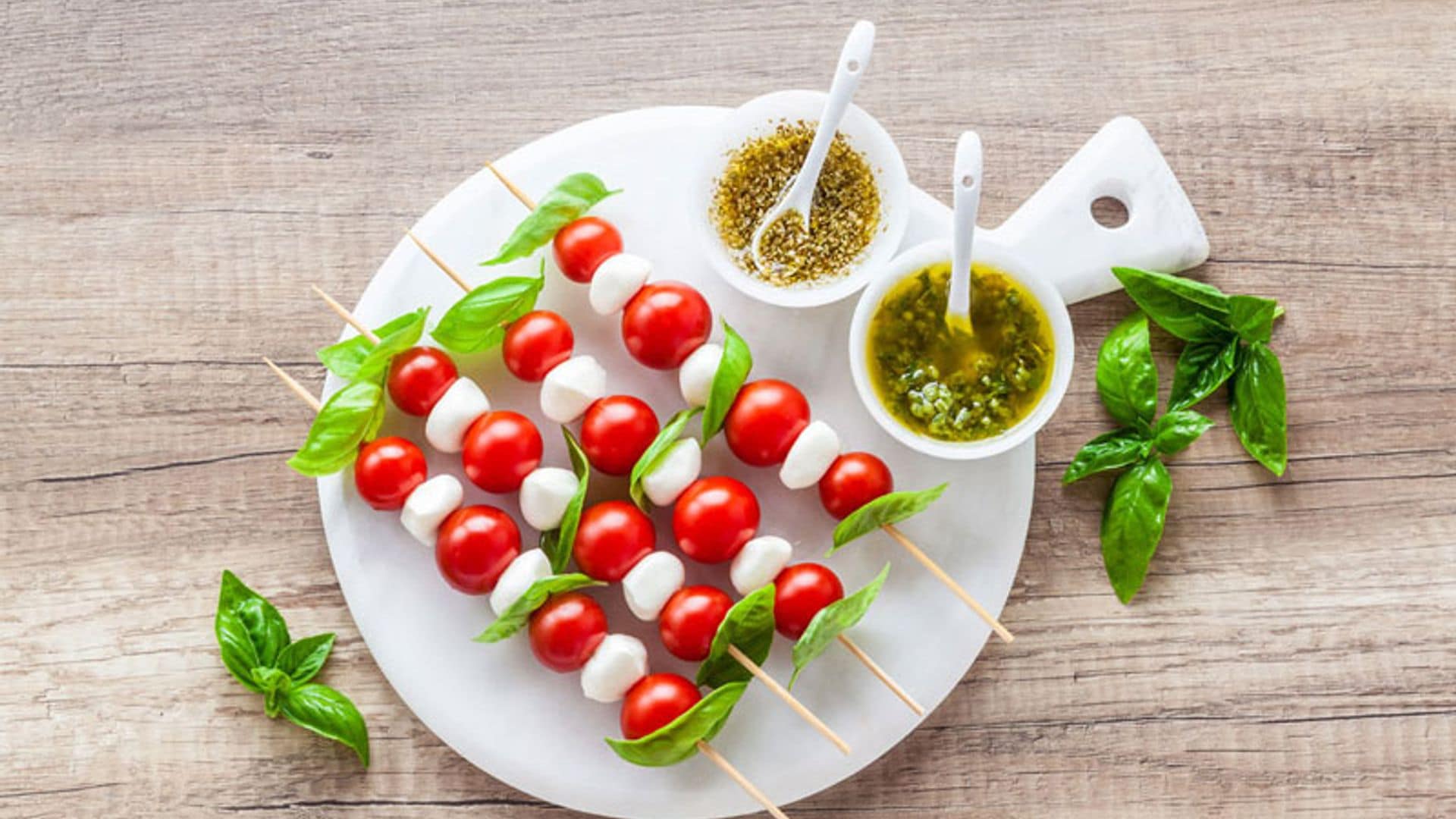 Brochetas de cherry y mozarela con dos salsas