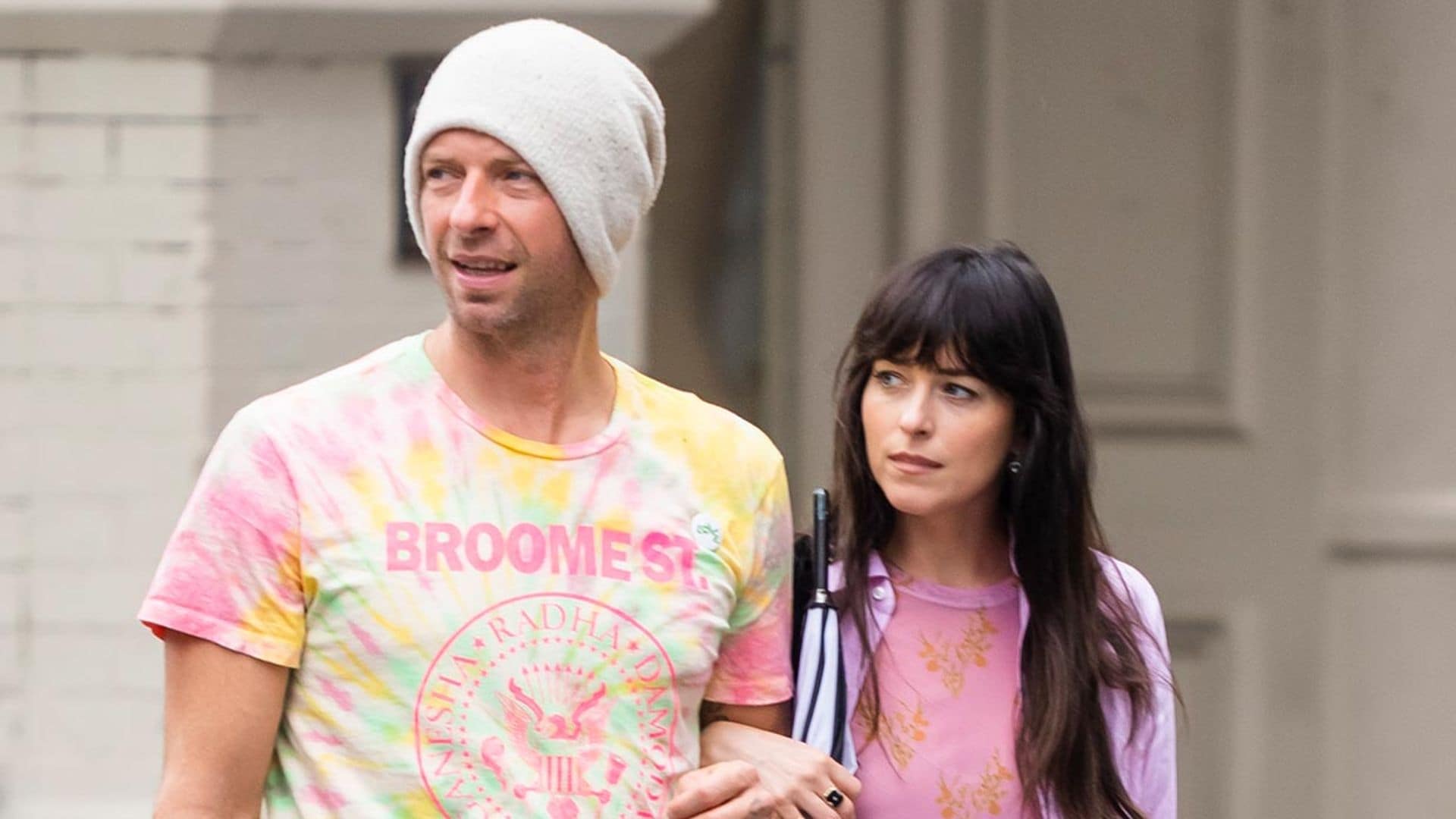 Chris Martin proyecta la ecografía de un bebé en un concierto y desata los rumores de embarazo de Dakota Johnson