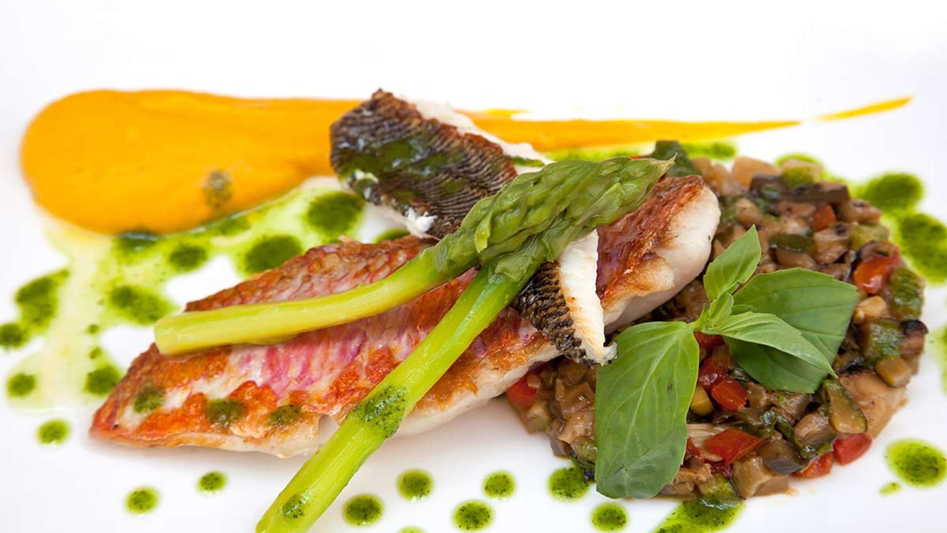 Salmonetes con pisto, trigueros y salsa 'rouille'