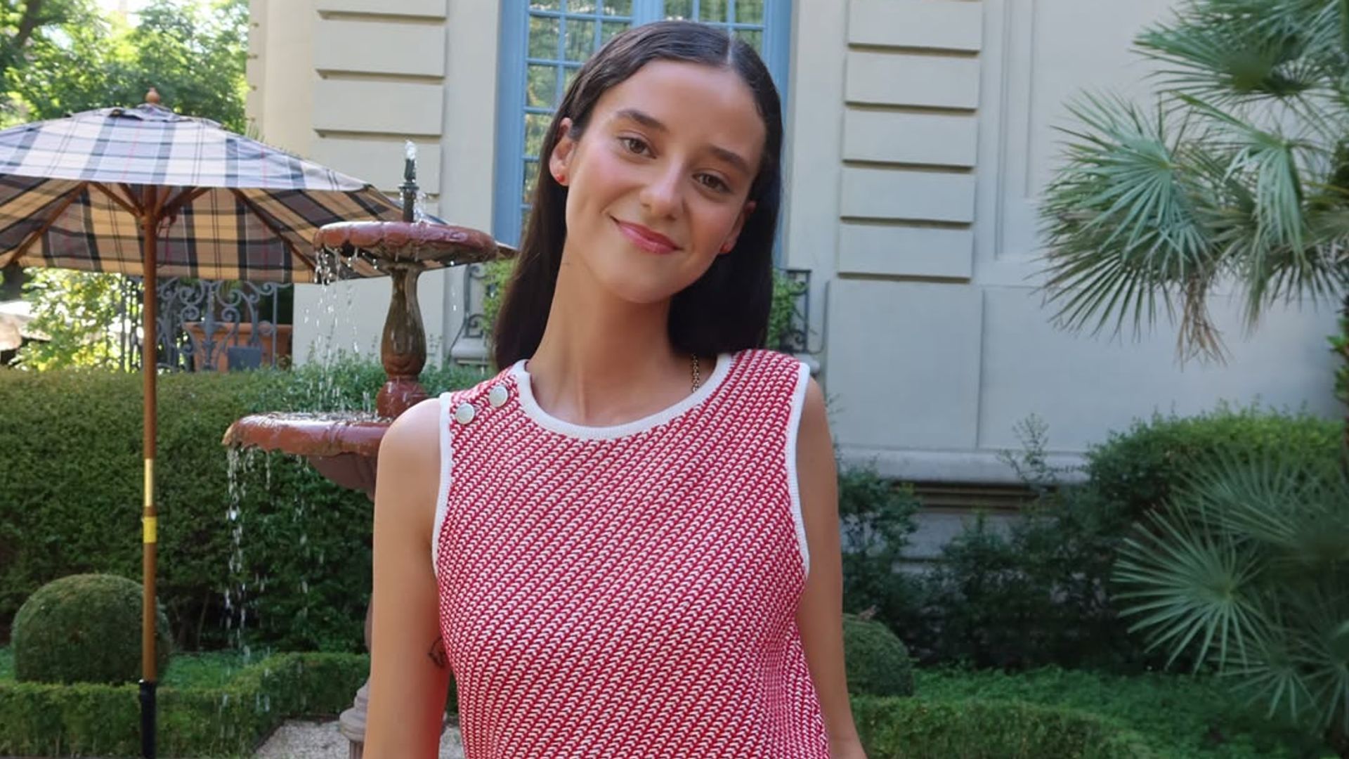 El truco de estilo de Victoria Federica con pañuelo estampado a la cintura