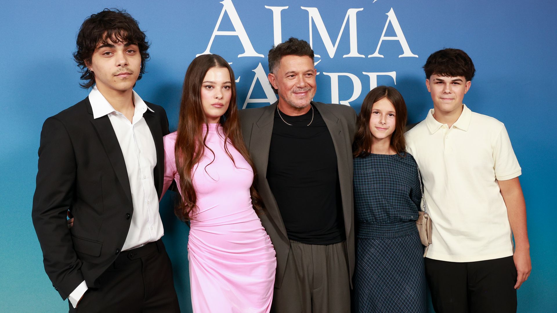 Alejandro Sanz reúne por primera vez a sus hijos en un evento, en el que ha estado acompañado también por Stephanie Cayo