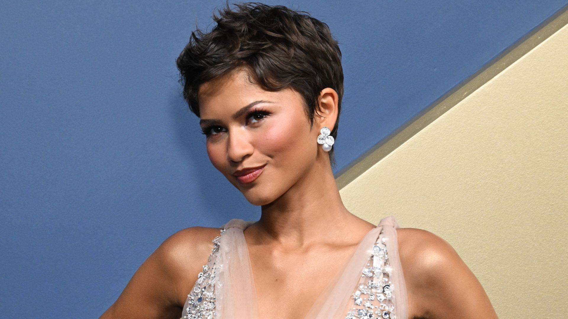 Zendaya en los premios Emmy 2026 con corte de pelo pixie y vestido de paillettes plateado