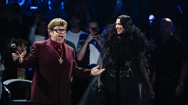 Plano medio de Elton John en el escenario con Dua Lipa