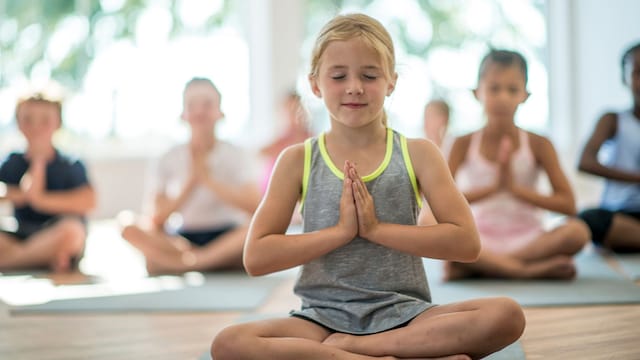 Clase de yoga para niños