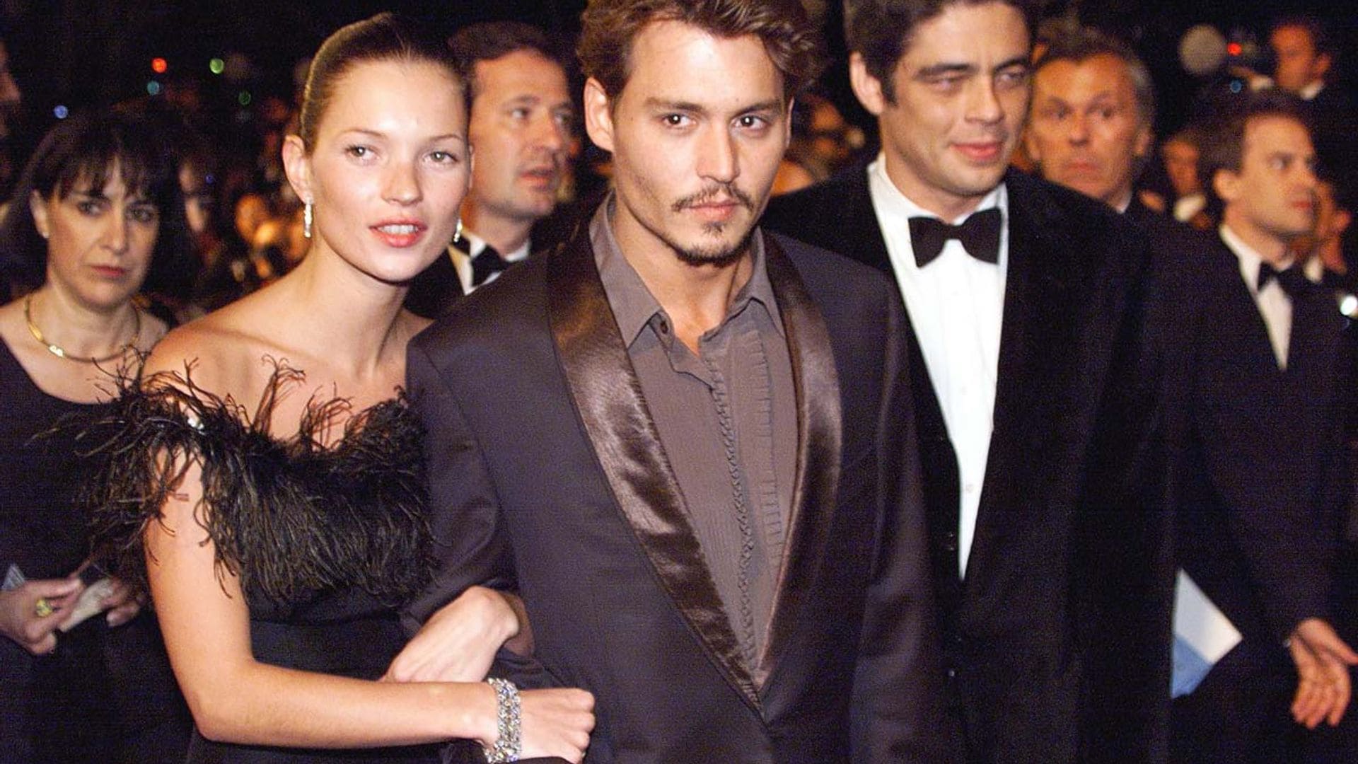 Vuelve el vestido de plumas negro más famoso de Kate Moss ¡y ahora lo lleva su hija!