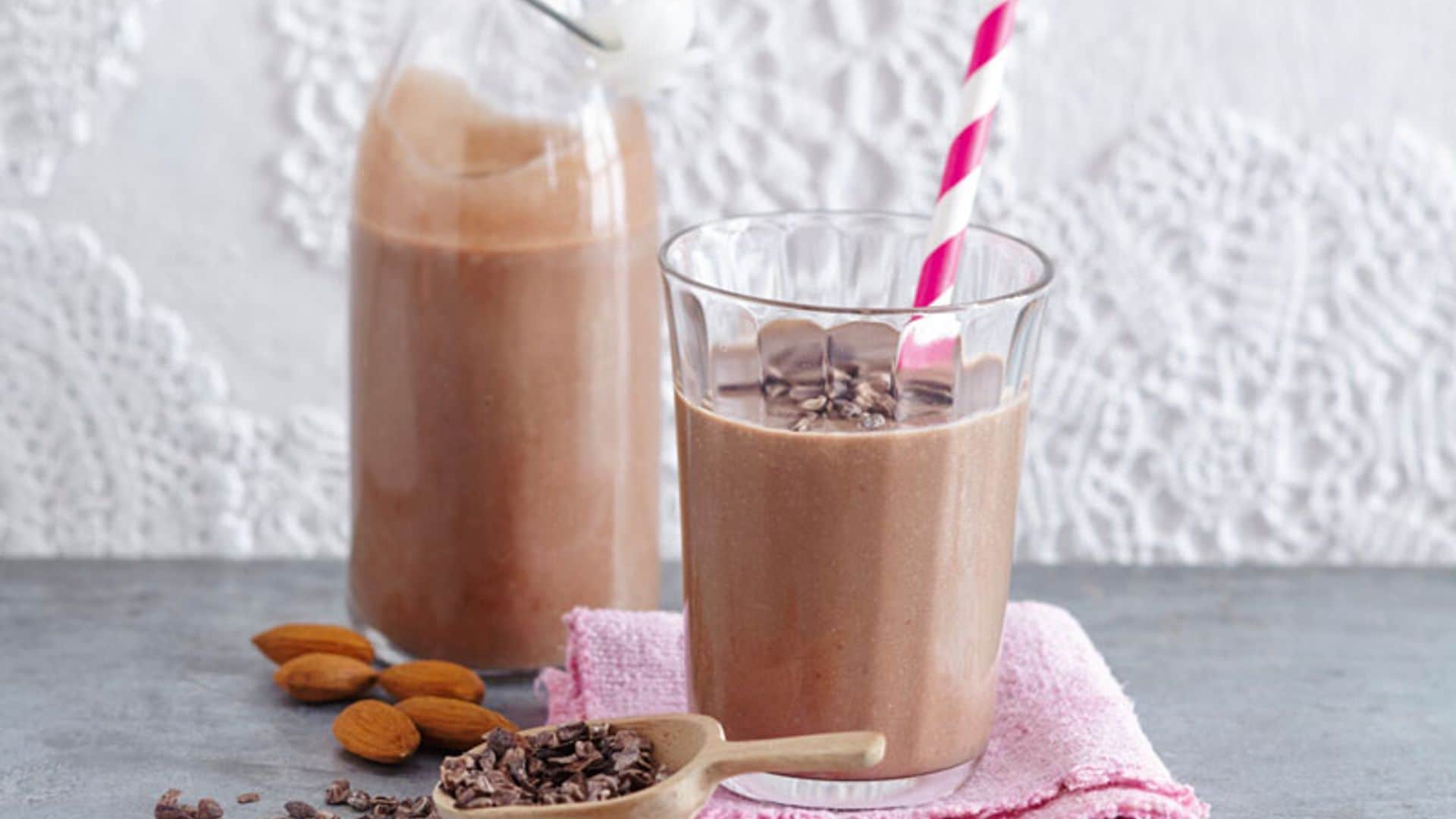'Smoothie' vegano de choco y aguacate con 'nibs' de cacao