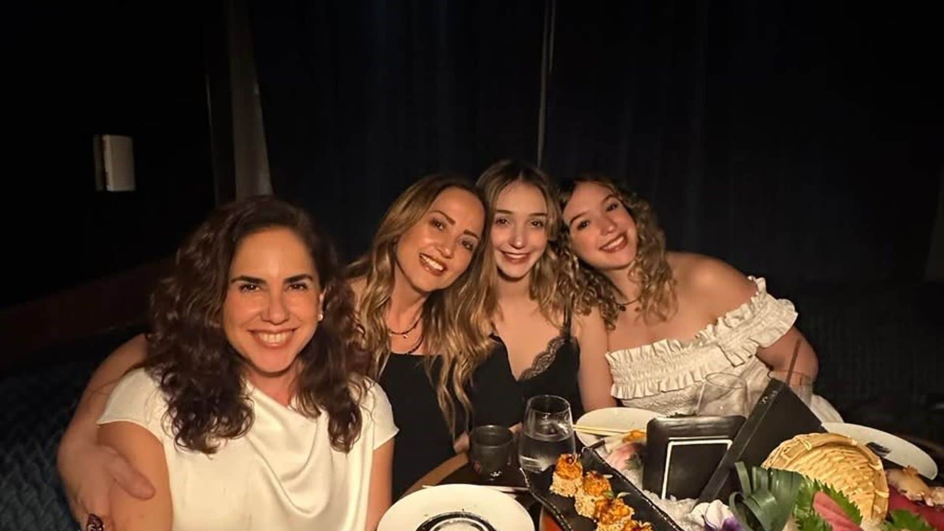 Andrea Legarreta y sus hijas al  lado de Silvia Lyle.