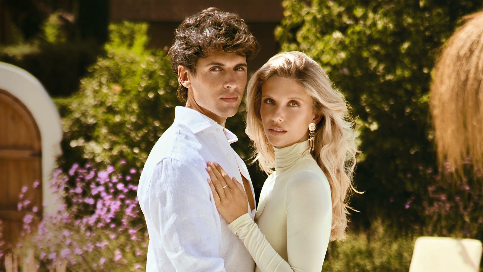 La pareja posa juntos y nos cuenta todos los detalles de su relación
