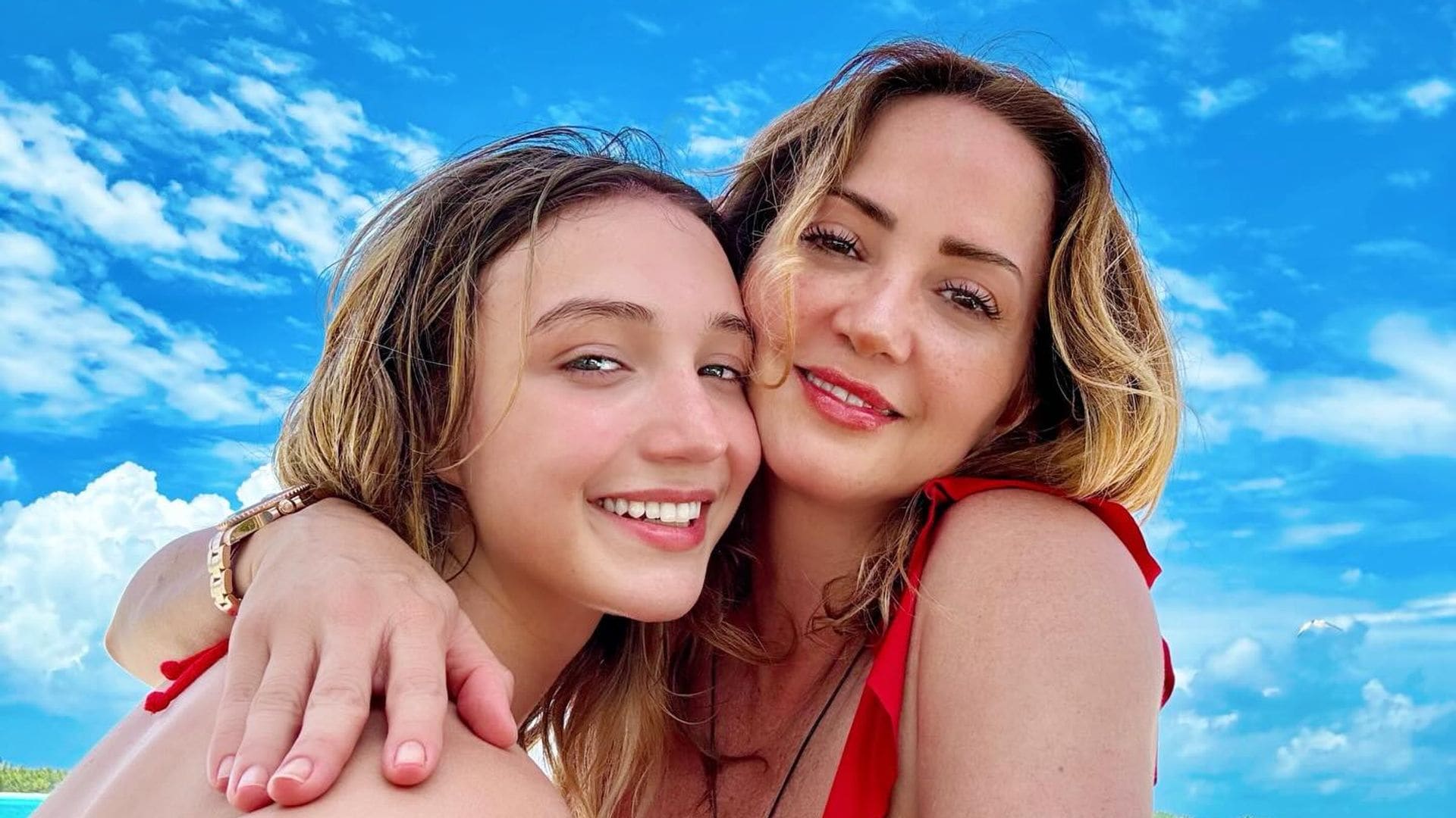 Andrea Legarreta y su hija Mía, Nina quien ha celebrado su 19 cumpleaños