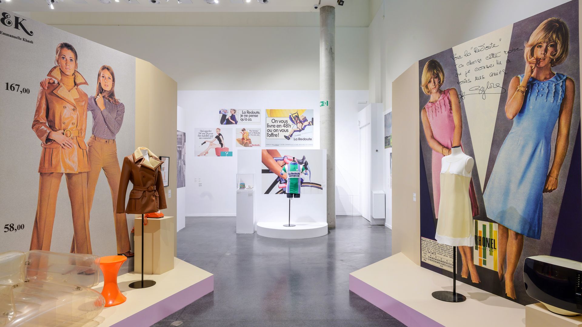 Ejemplares de Emmanuelle Khanh y Sylvie Vartan, colecciones de 1960 aproximadamente