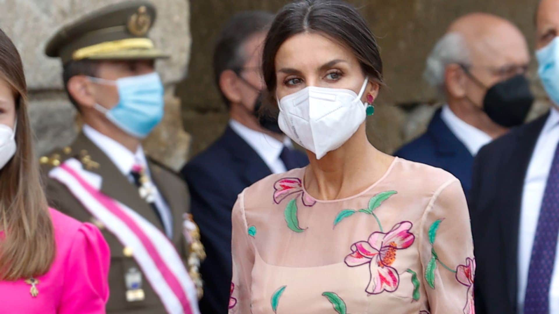 La Reina rescata el vestido de flores transparente que la conectó con una supermodelo