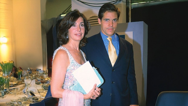 Plano medio de Luis Alfonso de Borbón y su madre Carmen en un evento