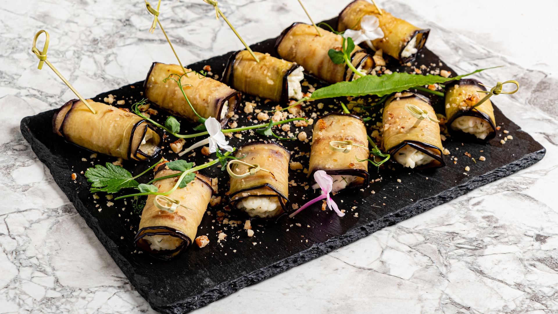 Rollitos de berenjena rellenos de queso, nueces y ajo (Badrijani Nigvzit, receta de Georgia)