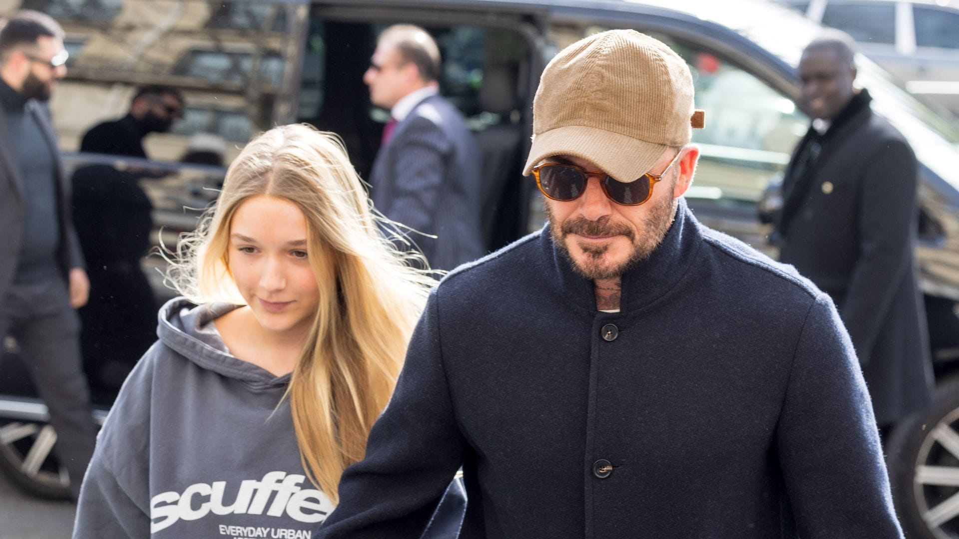 Harper Beckham estrena en París la sudadera española que adora la 'Gen Z'