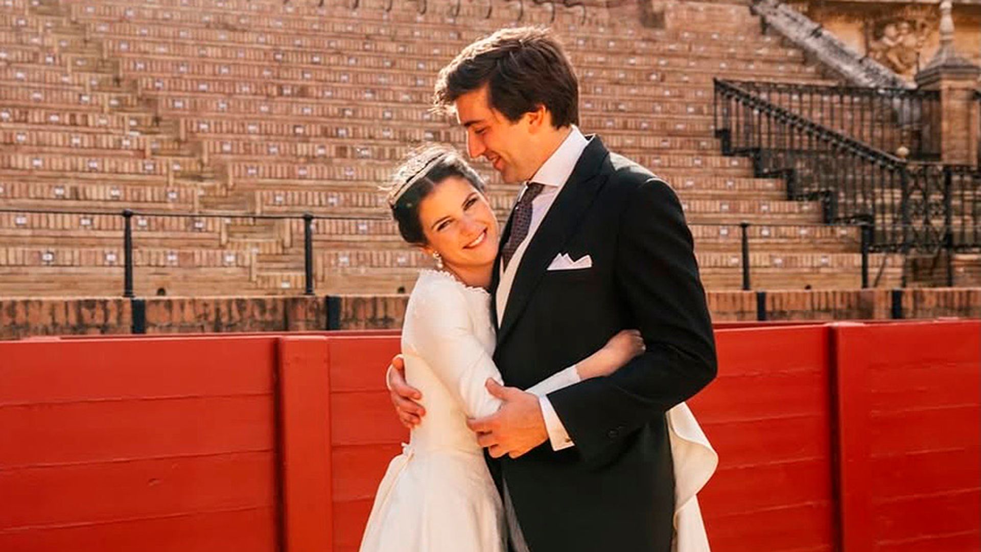 Un vestido artesanal, una tiara familiar y la Maestranza de Sevilla para casarse: Mercedes de Olazábal de Solís comparte imágenes inéditas de su boda