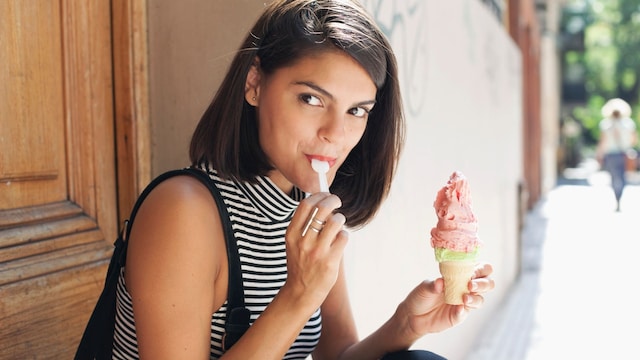 Mujer sentada comiendo un helado