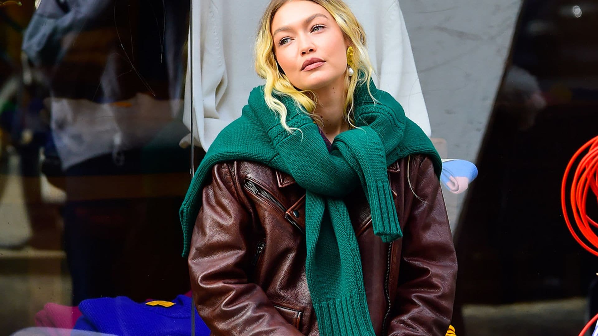 ¿Comparten zapatillas? Los 'fans' de Gigi Hadid y Bradley Cooper encuentran nuevas pistas sobre su posible romance