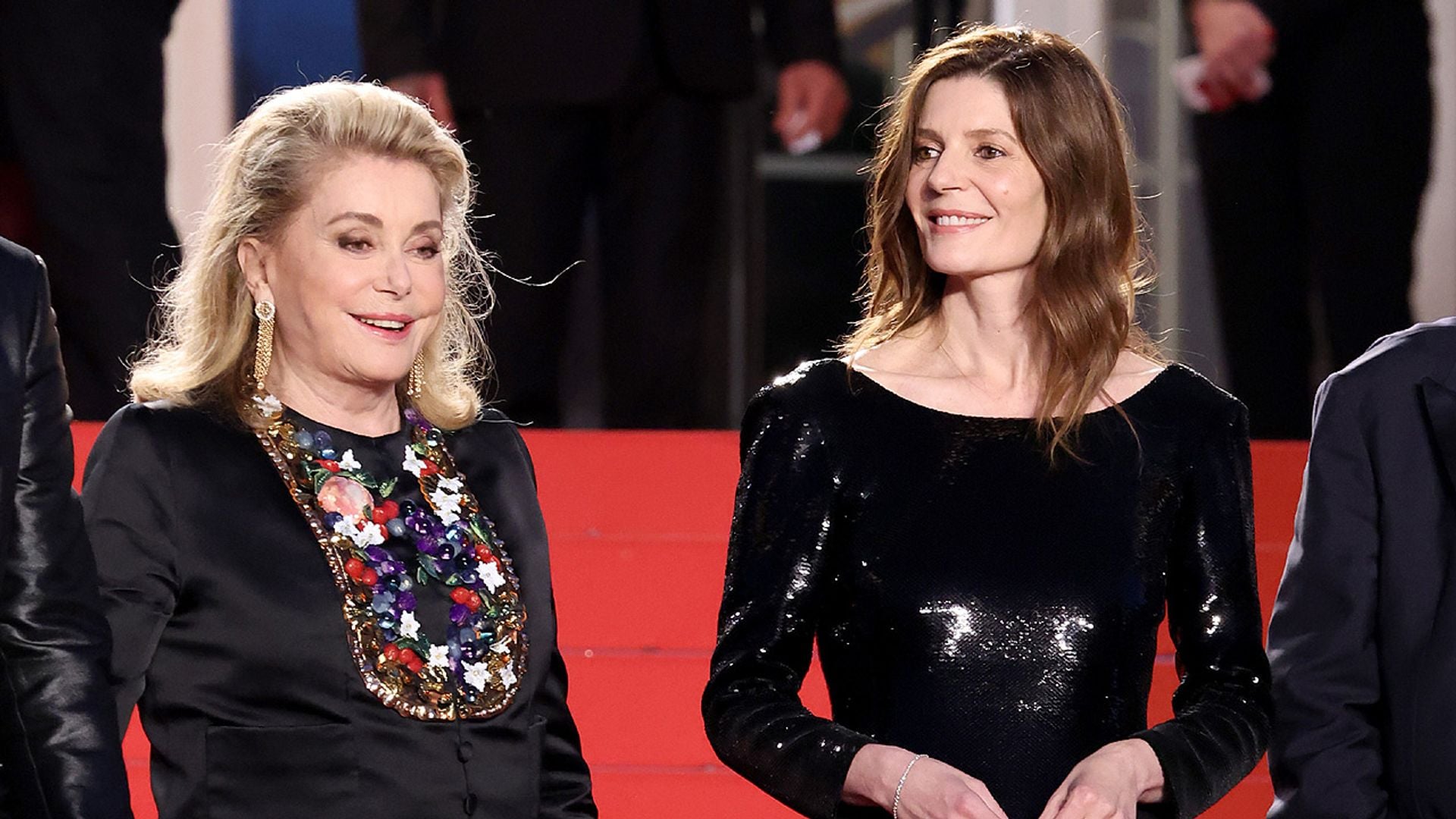 La emoción de Catherine Deneuve y Chiara Mastroianni al estrenar la película sobre el hombre que marcó sus vidas
